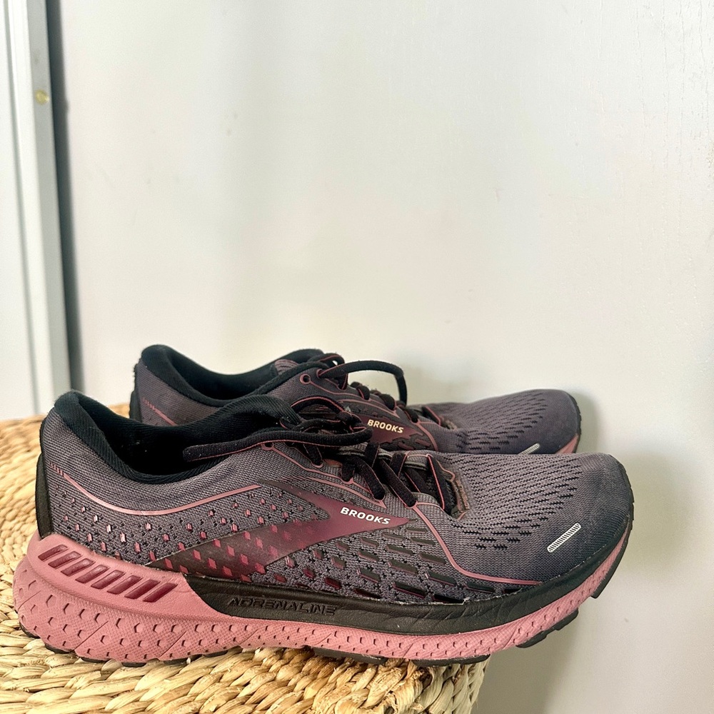 Brooks Womens Adrenaline GTS 21 Running Shoes Sneakers Sz 9 B